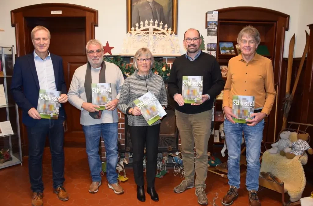 Das Jahrbuch "Der Schlüssel" 2023 wird der Presse vorgestellt.