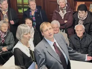 Dialog in historischen Kostümen